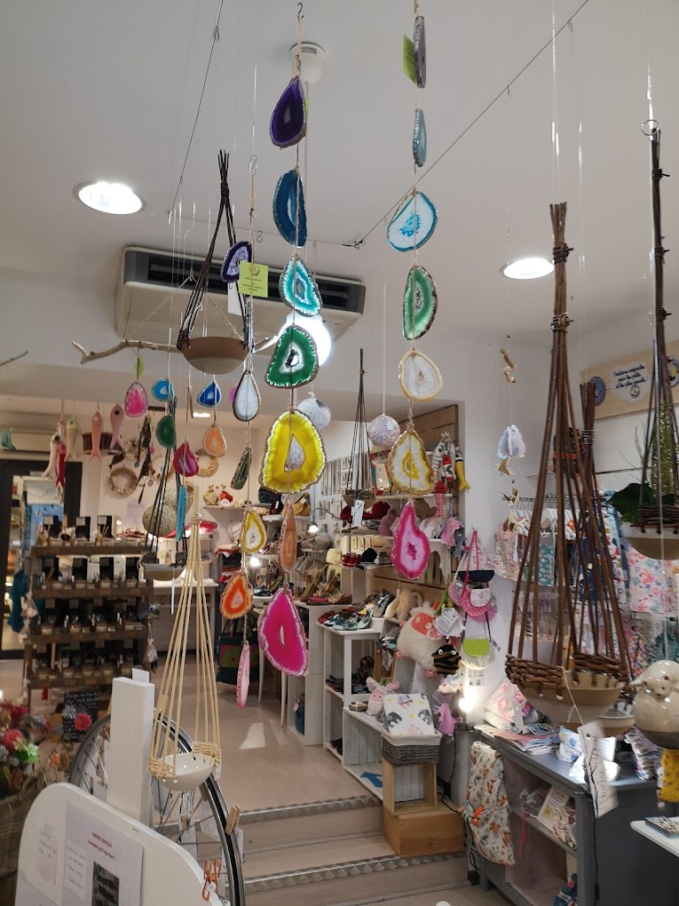 Photo intérieur de la boutique de créatrices et de créateurs à Dinan "Deewi Dinan"